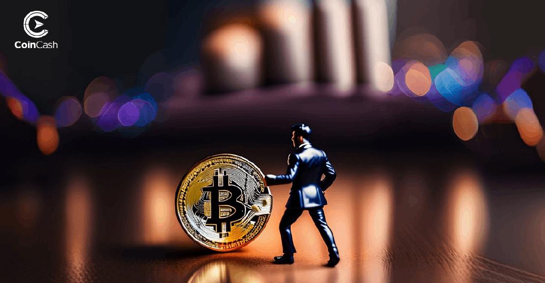 Egy öltönyös férfi áll támadó állásban egy BTC érmével szemben